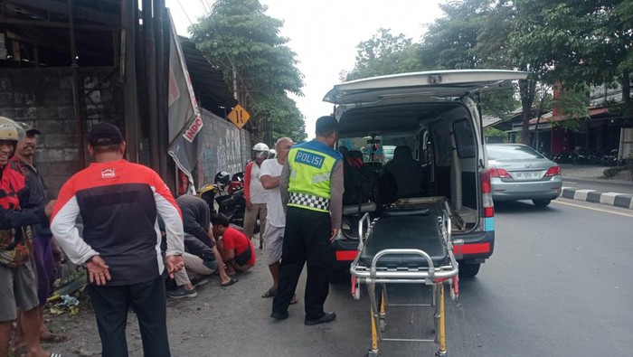 Petugas mengevakuasi korban kecelakaan di Jalan Magelang Sleman, Kamis (7/12/2023).