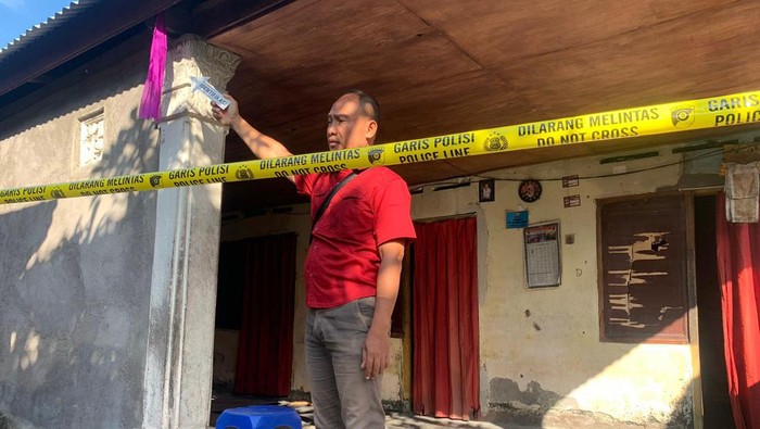 Polisi melakukan olah TKP di Kelurahan Padangkerta, Karangasem, Bali, Kamis (7/12/2023). (Foto: Dok. Polsek Karangasem)