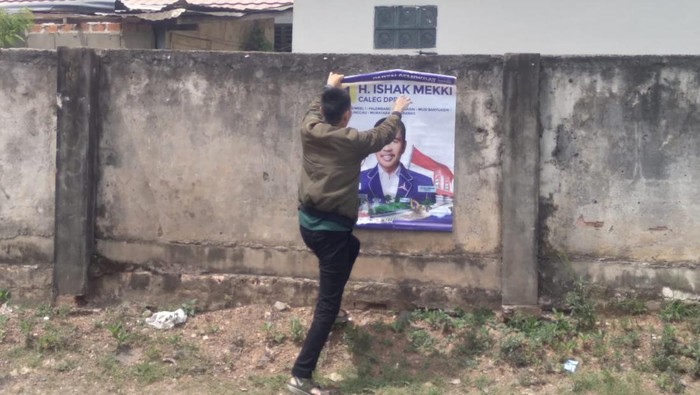 Bawaslu Palembang mencopot poster Caleg di pagar sekolah