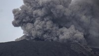 Gunung Marapi masih terus erupsi dan mengakibatkan hujan abu vulkanik di kawasan Padang Panjang, Agam, Bukittinggi, dan Tanah Datar. (AP Photo/Ade Yuandha) 