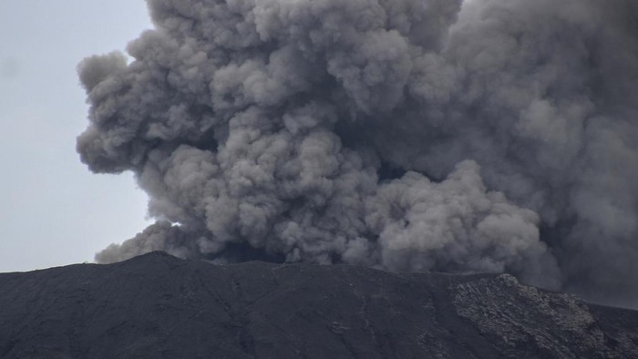 Potret Aktivitas Warga Lereng Marapi Saat Erupsi Mount Marapi spews volcanic ash into the air in Agam, West Sumatra, Indonesia, Wednesday, Dec. 6, 2023. Rescuers were searching for a female hiker who was caught by a surprise weekend eruption of the volcano that killed nearly two dozens climbers and injured several others, officials said Wednesday. (AP Photo/Ade Yuandha)