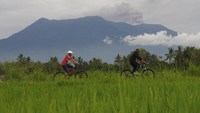 Tampak warga di lereng Gunung Marapi kembali beraktivitas normal meski Gunung Marapi masih terus mengeluarkan abu vulkanik. (AP Photo/Ardhy Fenando) 