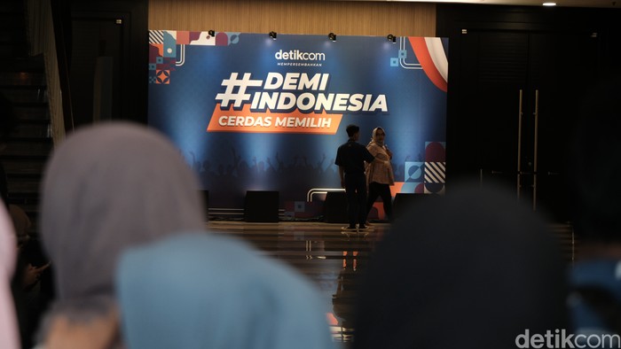 #DemiIndonesia Cerdas Memilih digelar di The Kasablanka Hall, Kota Kasablanka, Jakarta Selatan, Kamis (7/12/2023) pukul 13.30 WIB hingga selesai. Seperti biasa, #DemiIndonesia selalu menyuguhkan rangkaian acara yang seru. Ada talkshow yang insightful hingga standup comedy.