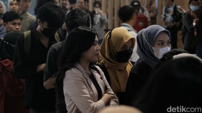 Potret Antusias Penonton Hadiri #DemiIndonesia Cerdas Memilih #DemiIndonesia Cerdas Memilih digelar di The Kasablanka Hall, Kota Kasablanka, Jakarta Selatan, Kamis (7/12/2023) pukul 13.30 WIB hingga selesai. Seperti biasa, #DemiIndonesia selalu menyuguhkan rangkaian acara yang seru. Ada talkshow yang insightful hingga standup comedy.