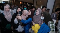 Sesi kedua akan diisi oleh Direktur Pemberdayaan Informatika Kementerian Kominfo Slamet Santoso, pakar digital forensik Ruby Alamsyah, dan pengamat media sosial Rustika Herlambang. Sesi ini juga penting untuk diperhatikan agar detikers lebih punya awareness soal data digital pribadi dan juga literasi dalam berselancar di media sosial, khususnya menghadapi derasnya isu dan hoaks selama Pemilu 2024.  