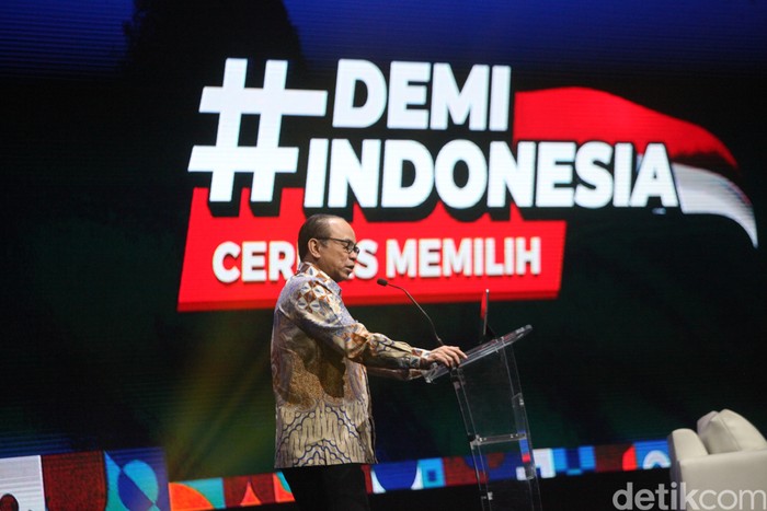 Menteri Komunikasi dan Informatika (Menkominfo) Budi Arie Setiadi memberikan sambutan dalam acara #DemiIndonesia Cerdas Memilih di The Kasablanka Hall, Kota Kasablanka, Jakarta Selatan, Kamis (7/12/2023).