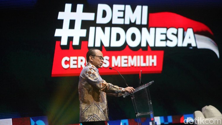 Menteri Komunikasi dan Informatika (Menkominfo) Budi Arie Setiadi memberikan sambutan dalam acara #DemiIndonesia Cerdas Memilih di The Kasablanka Hall, Kota Kasablanka, Jakarta Selatan, Kamis (7/12/2023).