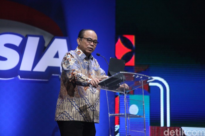 Menteri Komunikasi dan Informatika (Menkominfo) Budi Arie Setiadi memberikan sambutan dalam acara #DemiIndonesia Cerdas Memilih di The Kasablanka Hall, Kota Kasablanka, Jakarta Selatan, Kamis (7/12/2023).