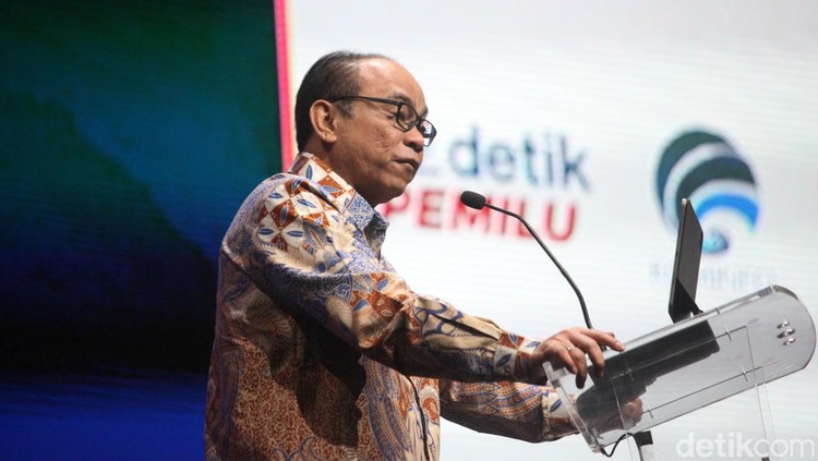 Potret Menkominfo Sebut 42% Penduduk Masih Percaya Hoax Pemilu Menteri Komunikasi dan Informatika (Menkominfo) Budi Arie Setiadi memberikan sambutan dalam acara #DemiIndonesia Cerdas Memilih di The Kasablanka Hall, Kota Kasablanka, Jakarta Selatan, Kamis (7/12/2023).