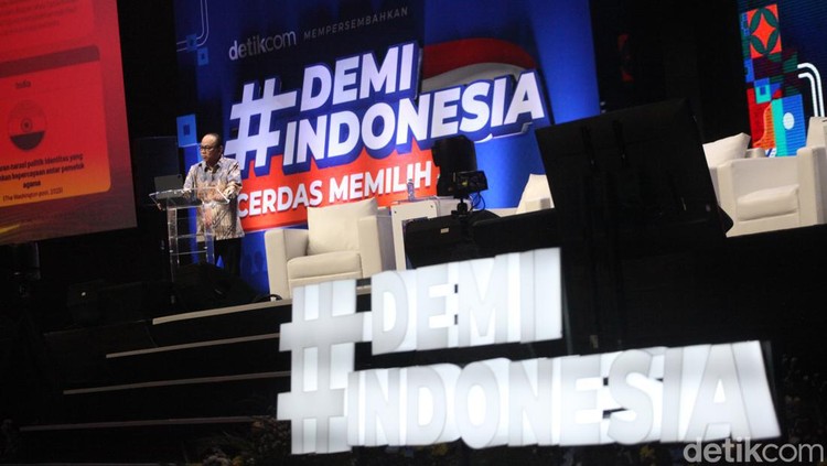 Menteri Komunikasi dan Informatika (Menkominfo) Budi Arie Setiadi memberikan sambutan dalam acara #DemiIndonesia Cerdas Memilih di The Kasablanka Hall, Kota Kasablanka, Jakarta Selatan, Kamis (7/12/2023).