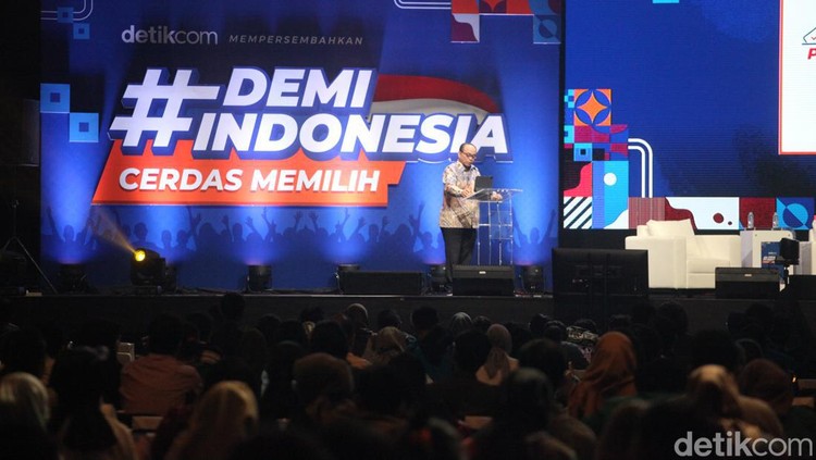 Potret Menkominfo Sebut 42% Penduduk Masih Percaya Hoax Pemilu Menteri Komunikasi dan Informatika (Menkominfo) Budi Arie Setiadi memberikan sambutan dalam acara #DemiIndonesia Cerdas Memilih di The Kasablanka Hall, Kota Kasablanka, Jakarta Selatan, Kamis (7/12/2023).