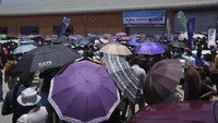 Warga yang didominasi kaum muda itu rela mengantre berjam-jam untuk mendapatkan kerja.