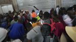 Potret Warga Zimbabwe Desak-desakkan demi Dapat Kerja
