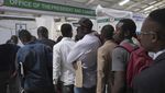 Potret Warga Zimbabwe Desak-desakkan demi Dapat Kerja