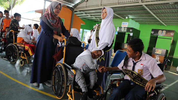 Sejumlah siswa penyandang disabilitas bersalaman usai mengikuti kegiatan pemilihan ketua Organisasi Siswa Intra Sekolah (OSIS) sistem Pemilihan Umum (Pemilu) di SLB Negeri Semarang, Jawa Tengah, Kamis (7/12/2023). Kegiatan yang diikuti ratusan siswa SMP dan SMA Sekolah Luar Biasa (SLB) tersebut diselenggarakan pihak sekolah sebagai upaya belajar berdemokrasi serta untuk mengenalkan pelaksanaan Pemilu. ANTARA FOTO/Makna Zaezar/aww.