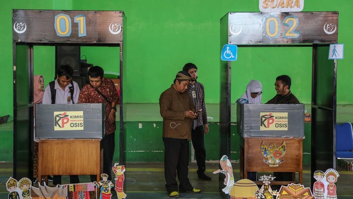 Praktek demokrasi di lingkungan sekolah SLB Sejumlah siswa penyandang disabilitas bersalaman usai mengikuti kegiatan pemilihan ketua Organisasi Siswa Intra Sekolah (OSIS) sistem Pemilihan Umum (Pemilu) di SLB Negeri Semarang, Jawa Tengah, Kamis (7/12/2023). Kegiatan yang diikuti ratusan siswa SMP dan SMA Sekolah Luar Biasa (SLB) tersebut diselenggarakan pihak sekolah sebagai upaya belajar berdemokrasi serta untuk mengenalkan pelaksanaan Pemilu. ANTARA FOTO/Makna Zaezar/aww.
