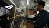 Calon penumpang membeli tiket kereta api jarak jauh (KAJJ) di Stasiun Pasar Senen, Jakarta.