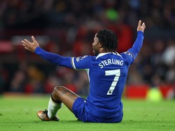 Sisa kontrak Sterling di Chelsea masih sampai musim panas 2027. Si Biru diyakini akan berusaha keras untuk menjualnya di bursa-bursa transfer mendatang (REUTERS/CARL RECINE)