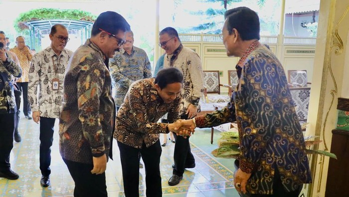 Raja Juli Antoni bertemu Sultan Hamengku Buwono X di kantor Gubernur DIY, Kota Jogja, Kamis (7/12/2023).