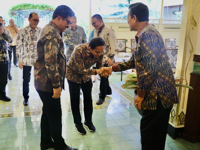 Raja Juli Antoni bertemu Sultan Hamengku Buwono X di kantor Gubernur DIY, Kota Jogja, Kamis (7/12/2023).