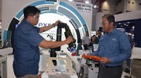 Maslianto Subekti, Country Strategy Marketing Manager, Bosch Rexroth di Indonesia (kiri) dan Kristo Kenmart, Managing Director, Bosch Rexroth di Indonesia mendiskusikan cara kerja Kassow Robot saat gelaran Manufacturing Indonesia 2023 di Jakarta, Kamis (7/12/2023).