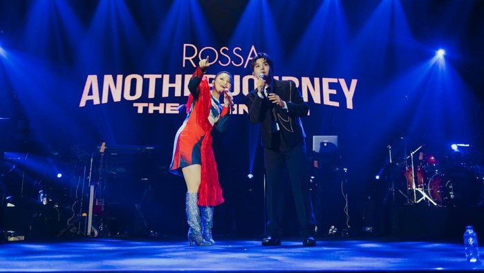 Rossa konser dengan Ryeowook Super Junior di Bandung.