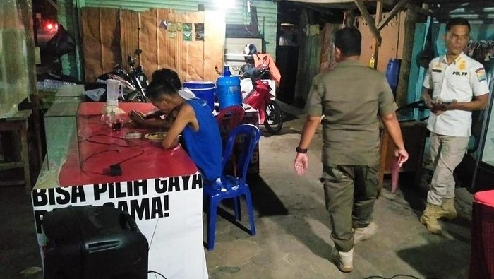 Rumah makan di jalan Sukabangun Palembang ditegur Satpol PP