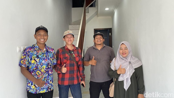 Santi (berkerudung), pemilik rumah mini berukuran 2 x 12 meter yang viral