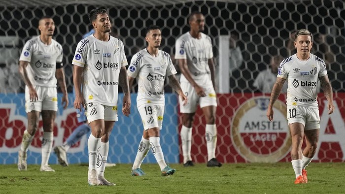 Players of Brazils Santos react after Juan Sforza of Newells Old Boys of Argentina scored a goal during a Copa Sudamericana Group E soccer match at Vila Belmiro stadium in Santos, Brazil, Tuesday, June 6, 2023. (AP Photo/Andre Penner)