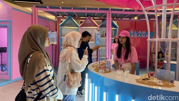 Sensasi belanja sambil piknik di Laz Island Surabaya