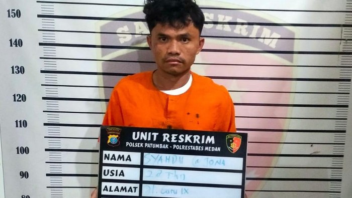 Seorang pria ditangkap karena merampok handphone penumpang angkot di Jalan Sisingamangaraja, Kota Medan. Pelaku ditangkap saat bersembunyi di bawah jembatan.