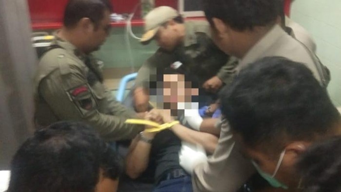 Seorang WN Filipina ditangkap dan diseret keluar karena bikin onar di Bandara Ngurah Rai, Bali