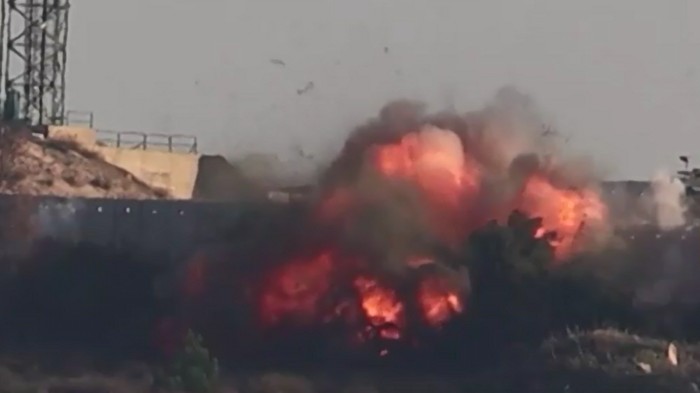 Serangan bom dari sebuah kendaraan menyasar pos militer Israel di dekat perbatasan Lebanon. Video detik-detik terjadinya ledakan pun tersebar.