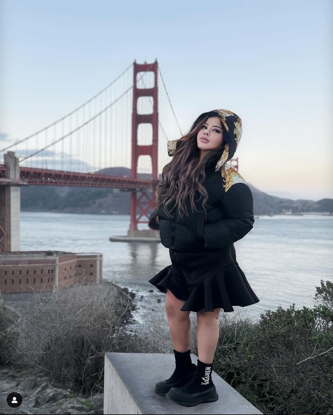 Shindy menjelaskan bahwa unggahannya yang meminta pisah dengan Rendy bukan untuk bercerai, melainkan pisah akun di media sosial. Hal itu sempat membuatnya banjir nnyinyiran netizen. Foto: Instagram/@rendyshindy_samuel