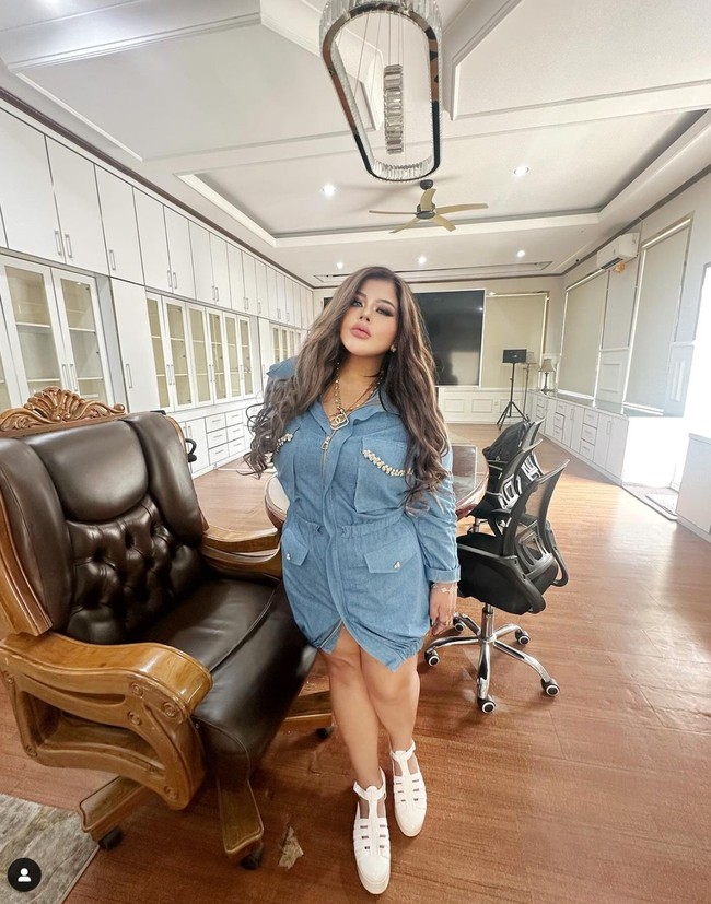 Selebgram Shindy Samuel sebelumnya diketahui sempat menjalani operasi bariatrik atau pengecilan lambung. Berkat operasi tersebut kini penampilannya jadi semakin menawan dengan tubuh yang lebih langsing. Foto: Instagram/@rendyshindy_samuel