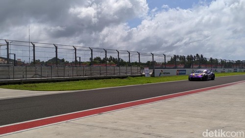 Sirkuit Mandalika akan menggelar balapan mobil perdana Porsche Sprint Challenge Indonesia 2023, Kamis (7/12/2023). (Ahmad Viqi/detikBali)