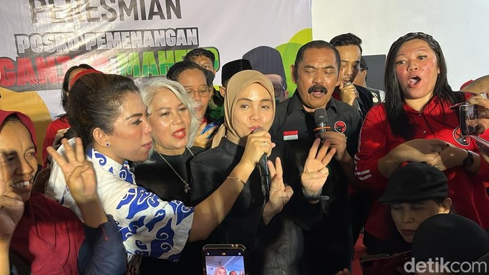 Siti Atikoh meresmikan posko pemenangan Ganjar-Mahfud di Solo, Kamis (7/12/2023).