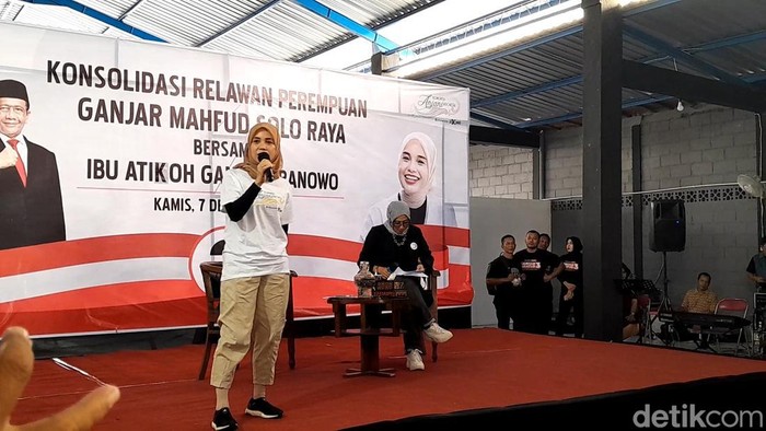 Istri capres Ganjar Pranowo, Siti Atikoh sapa sukrelawan perempuan pemenangan Ganjar-Mahfud di Colomadu, Karanyangar, Kamis (7/12/2023).