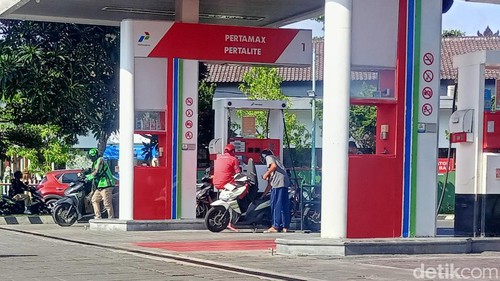 Situasi di SPBU 64.803.06 Banjar Taman Kerobokan Kelod, Badung, beroperasi normal pasca kebakaran, Kamis (7/12/2023). (Agus Eka/detikBali)
