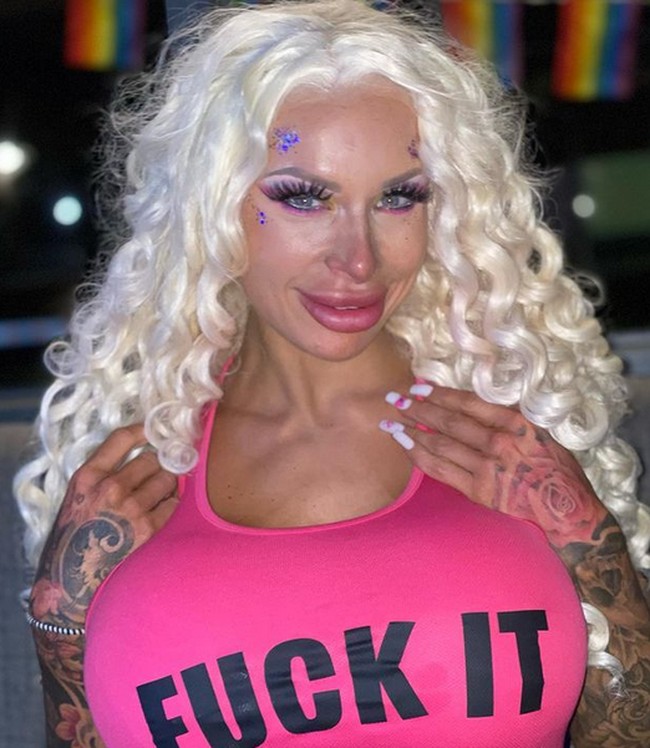 Sophie dikabarkan meninggal dunia di usia 34 tahun. Belum diketahui penyebab kematiannya. Namun pada Maret 2022, ia sempat dilarikan ke rumah sakit karena implan payudaranya pecah. Foto: dok. Instagram/@sophieasuccess