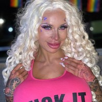 Sophie dikabarkan meninggal dunia di usia 34 tahun. Belum diketahui penyebab kematiannya. Namun pada Maret 2022, ia sempat dilarikan ke rumah sakit karena implan payudaranya pecah. Foto: dok. Instagram/@sophieasuccess