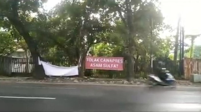 Spanduk Tolak Cawapres Asam Sulfat di Medan. (Foto: Istimewa).