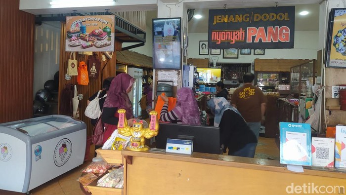 Suasana toko oleh-oleh Nyonya Pang di Jalan Pemuda No 71 Muntilan.