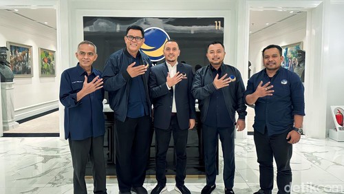 Syarafuddin Jarot usai resmi mengenakan jaket NasDem bersama Willy Aditya di NasDem Tower pada Rabu (6/12/2023).