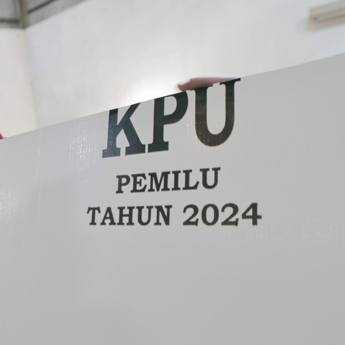 Ketua KPU Kabupaten Blitar Hadi Santoso (kiri) bersama Komisioner Bawaslu Kabupaten Blitar Narsulin memeriksa bilik suara di Gudang Logistik KPU Kabupaten Blitar, Jawa Timur, Kamis (7/12/2023). KPU Kabupaten Blitar sudah menerima sebanyak 14.160 unit bilik suara untuk Pemilu 2024 dari kebutuhan 14.144 unit namun sebanyak 58 unit di antaranya rusak dan akan diajukan penggantiannya. ANTARA FOTO/Irfan Anshori/nym.