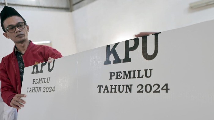 Temuan bilik suara Pemilu 2024 rusak Ketua KPU Kabupaten Blitar Hadi Santoso (kiri) bersama Komisioner Bawaslu Kabupaten Blitar Narsulin memeriksa bilik suara di Gudang Logistik KPU Kabupaten Blitar, Jawa Timur, Kamis (7/12/2023). KPU Kabupaten Blitar sudah menerima sebanyak 14.160 unit bilik suara untuk Pemilu 2024 dari kebutuhan 14.144 unit namun sebanyak 58 unit di antaranya rusak dan akan diajukan penggantiannya. ANTARA FOTO/Irfan Anshori/nym.