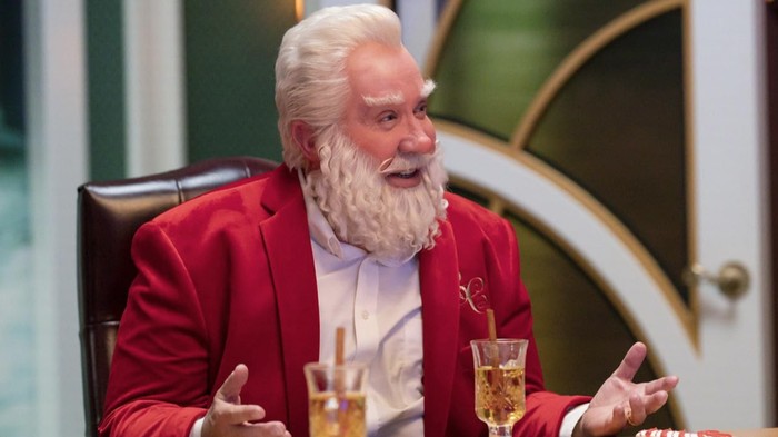 Cuplikan adegan Tim Allen dan Casey Wilson di serial The Santa Clauses (2022).