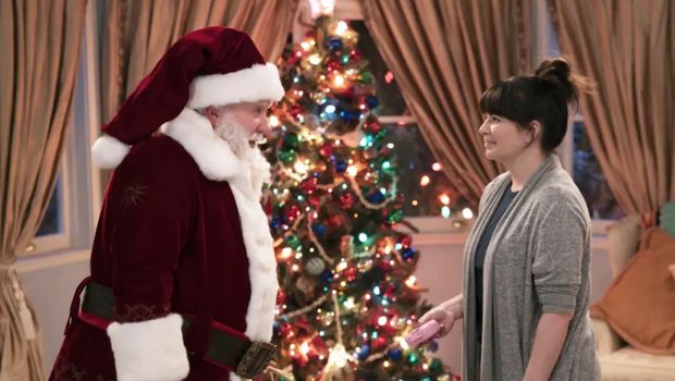 Cuplikan adegan Tim Allen dan Casey Wilson di serial The Santa Clauses (2022).
