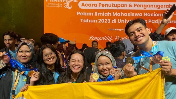 Tim ini terdiri dari  Jatayu Bias Cakrawala, Alfia Rahma Permatasari, Avisena Kemal Elsyifa, Wahida Okta Khoirunnisa dengan Dosen Pembimbing Mashita Pitaloka Fandia P., S.IP., M.A.