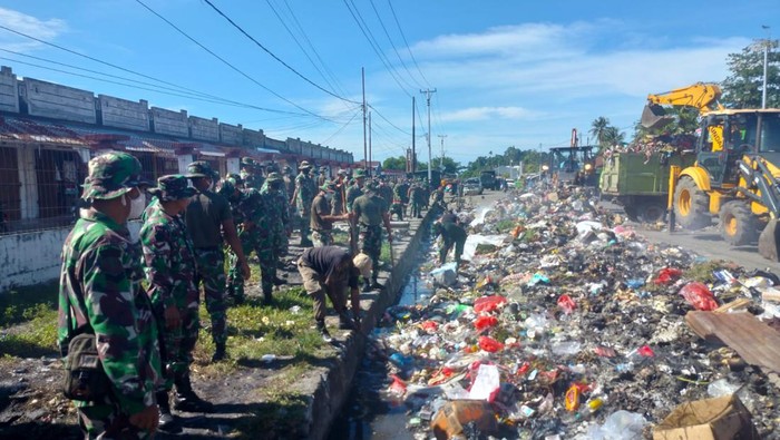 TNI bersih-bersih sampah menumpuk di Pasar Karang Tumaritis, Kabupaten Nabire, Papua Tengah.